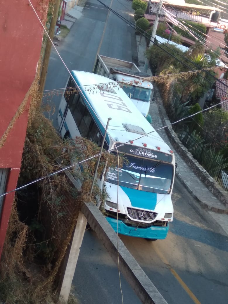 Se avería camión del Cerro de los Leones y repartidor de Bonafont aparece al rescate.