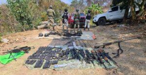 Aseguran campamento y arsenal de presuntos integrantes del CJNG en Uruapan