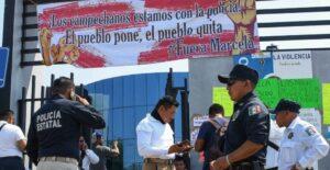 Policías de Campeche interceptan a AMLO para entregarle una carta y pedirle audiencia