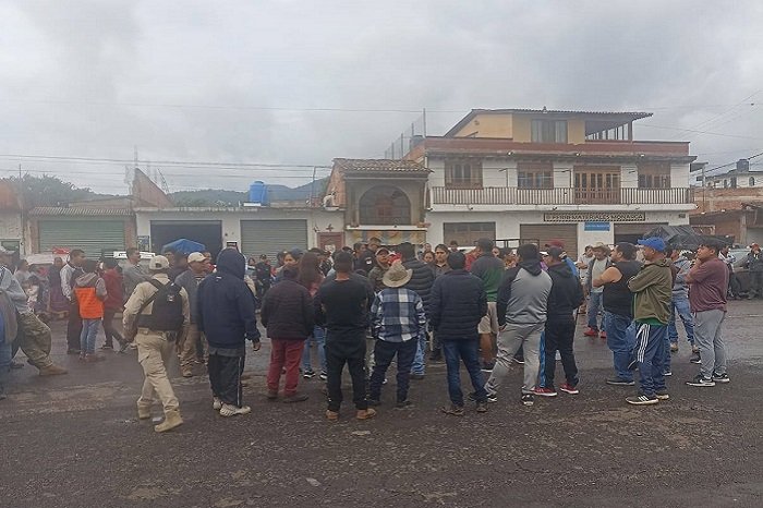 Comuneros de Santa Fe de la Laguna bloquean carretera a