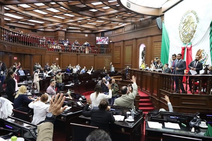 Congreso de Michoacan suspende debate sobre alternancia de genero en