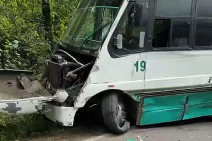 Graves heridas tras colision entre camion de pasajeros y pipa