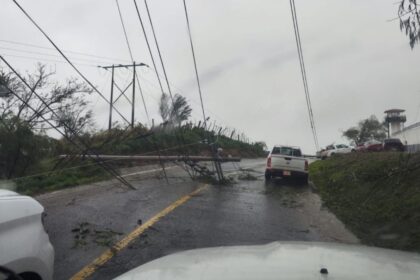 Huracan Erik provoca apagones en la costa de Oaxaca CFE