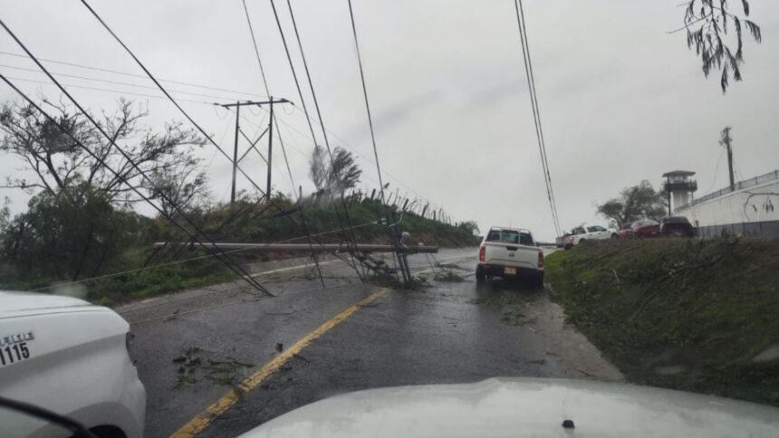 Huracan Erik provoca apagones en la costa de Oaxaca CFE