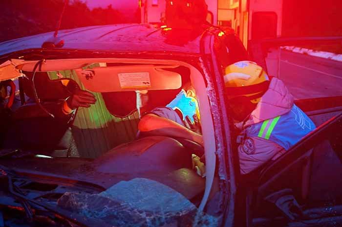 Impactante Suceso Automovilista Sobrevive a Terrible Colision con Trailer en