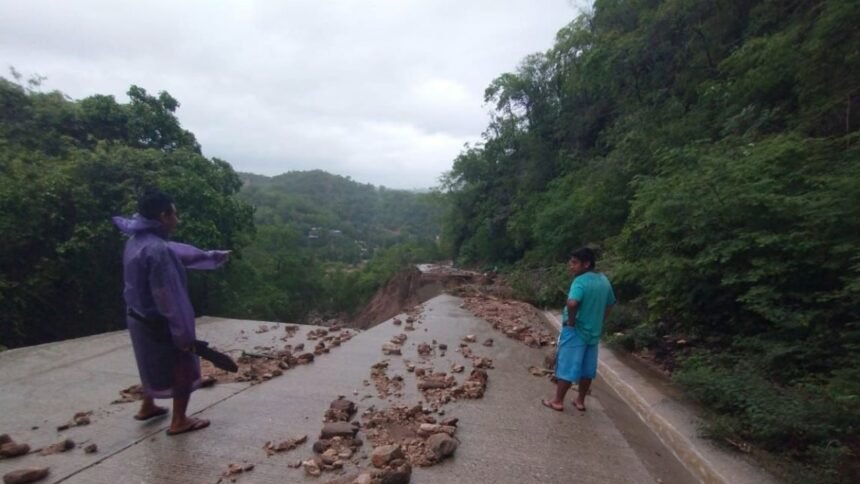 Impacto del Huracan Erick 14 Municipios de Oaxaca Afectados por