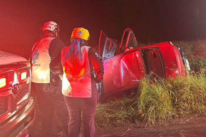 Joven atrapada tras volcadura de vehiculo en Tiripetio detalles de