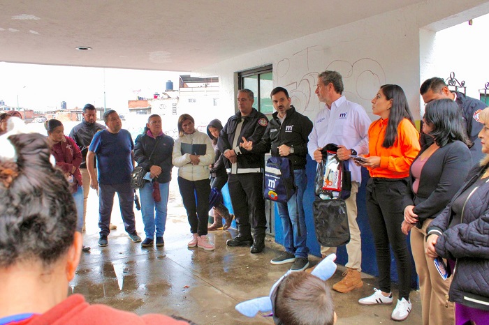 Yankel Benitez Distribuye Mochilas de Emergencia a Comunidades de Tres