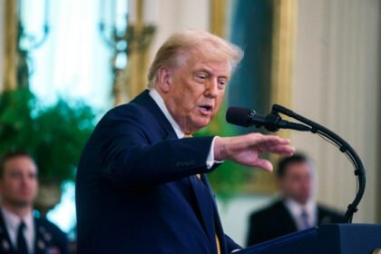 trump implementa un arancel del 25 a india y toma