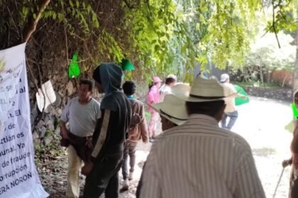 comuneros protestan frente a la casa de norona en tepoztlan