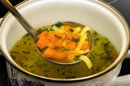 Consecuencias de almacenar comida caliente en el refrigerador según experta en alimentos