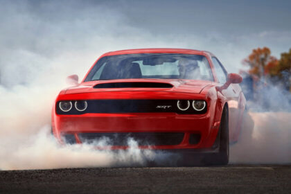 Primer país prohíbe anuncios de automóviles a gasolina tras restricciones al tabaco y alcohol