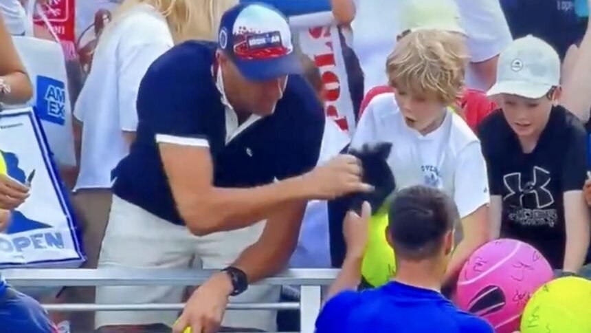 tenista regala su gorra a un nino en el us