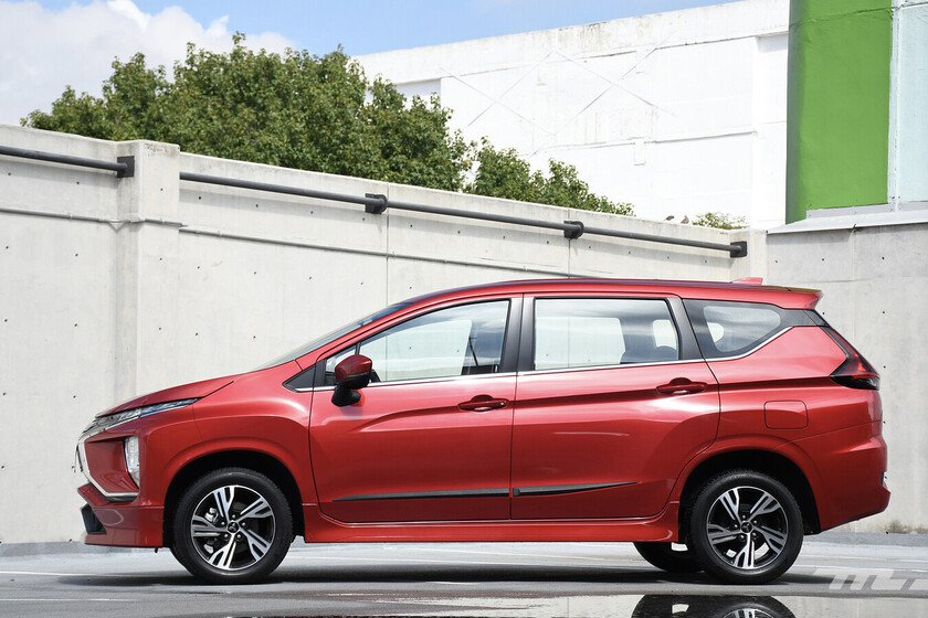 Camioneta espaciosa con tres filas en México, económica y de fácil mantenimiento, con 7 años de garantía