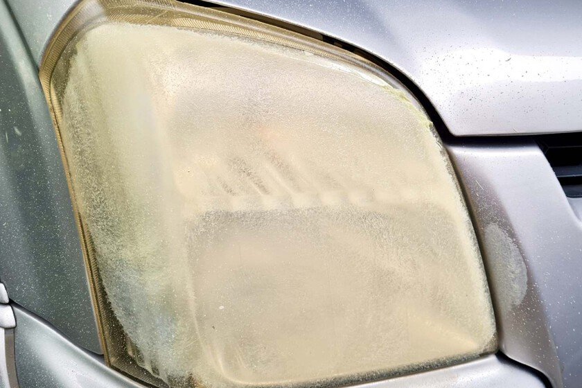 El truco efectivo para eliminar la opacidad de los faros y métodos desaconsejados