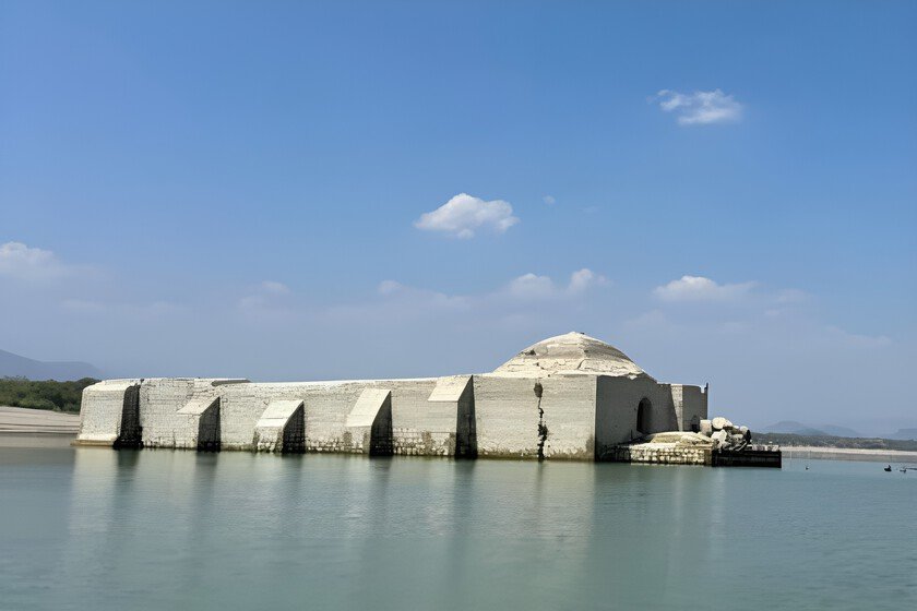 La presa en México que inundó un pueblo hace décadas y su iglesia fantasma anual