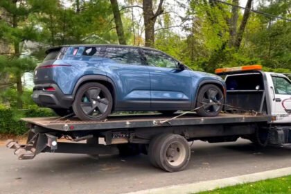 Marca automotriz en bancarrota no cubre garantías y solicita pago a clientes por reparaciones