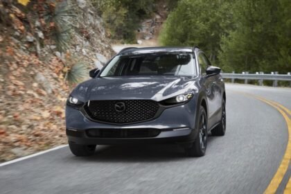 Motor 4 cilindros turbo con 227 HP, 14.4 Km/l, garantía de 3 años y lanzamiento