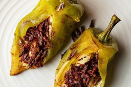 Prepara ají relleno con queso y carne en 45 minutos para una cena rápida