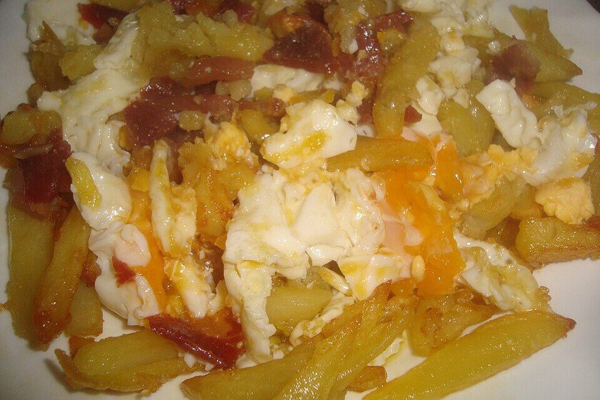 Preparación de huevos rotos, un desayuno español fácil con solo cinco ingredientes