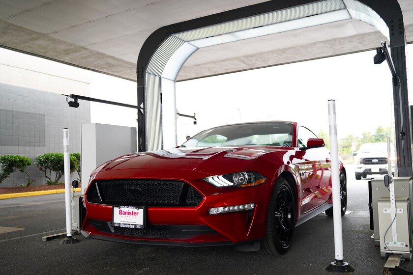 Regresa coche rentado y recibe multa de 7,000 pesos por raspón en llanta detectado por IA