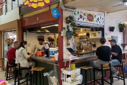 Rinconcito en Coyoacán ofrece chilaquiles rellenos por menos de 150 pesos