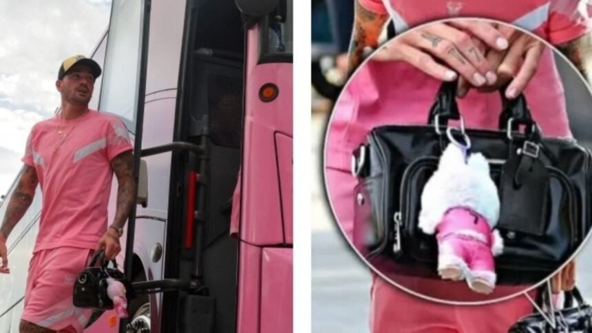 rodrigo de paul mediocampista del inter miami presenta un labubu