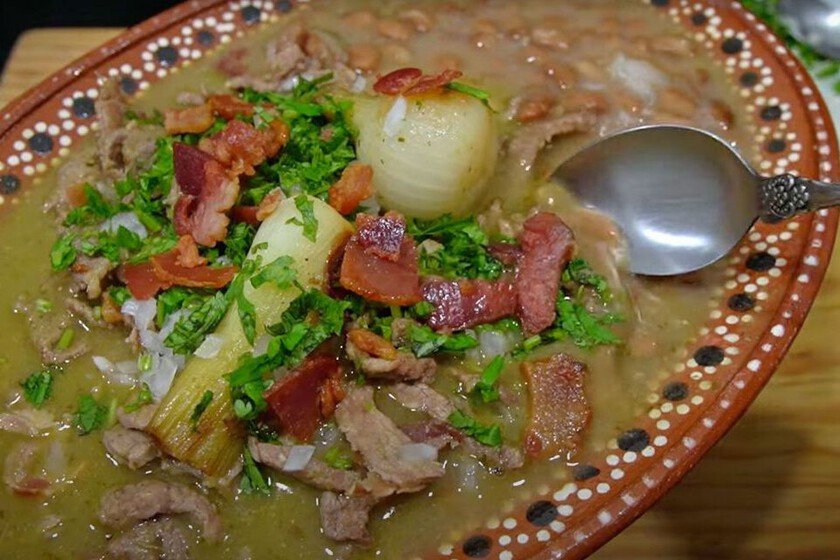Tocino como ingrediente innovador en la carne en su jugo al estilo Guadalajara