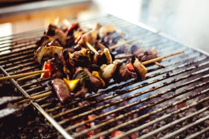 Truco efectivo para lavar la parrilla con limón o cebolla, según un experto