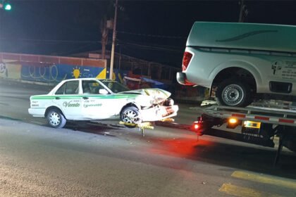 accidente entre carroza funeraria y taxi en la calzada benito