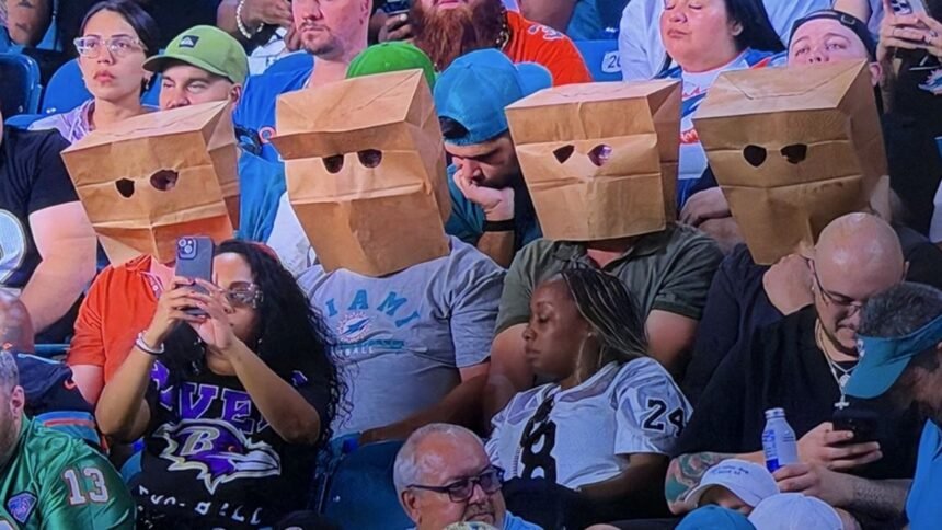 aficionados de los dolphins protestan con bolsas en la cabeza