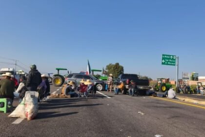 agricultores mantienen bloqueos en el centro del pais y ciudadanos