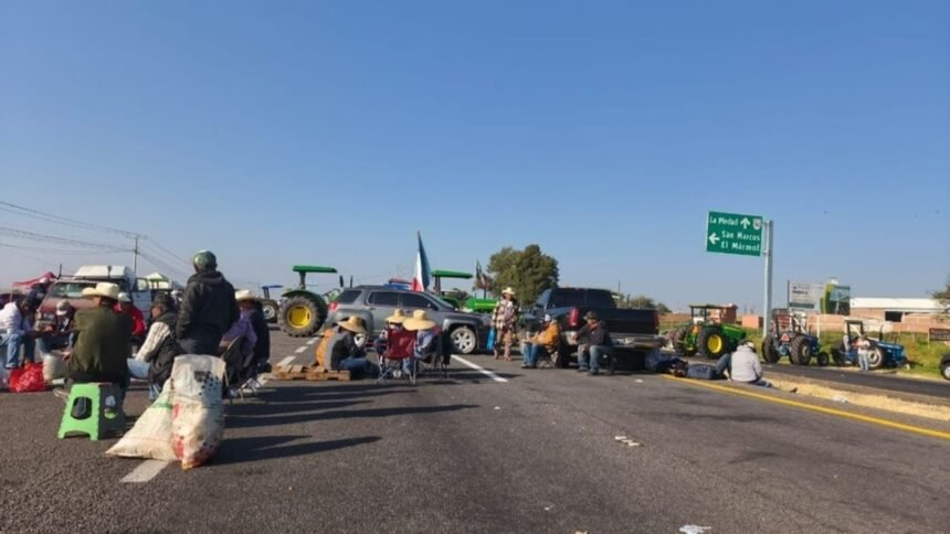 agricultores mantienen bloqueos en el centro del pais y ciudadanos