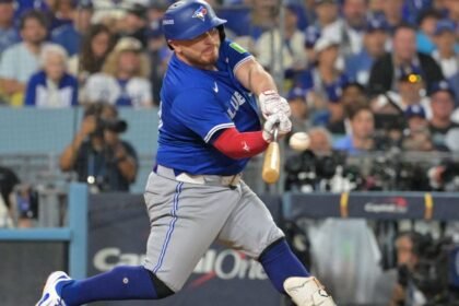 alejandro kirk establece nuevo record como mexicano al conectar su