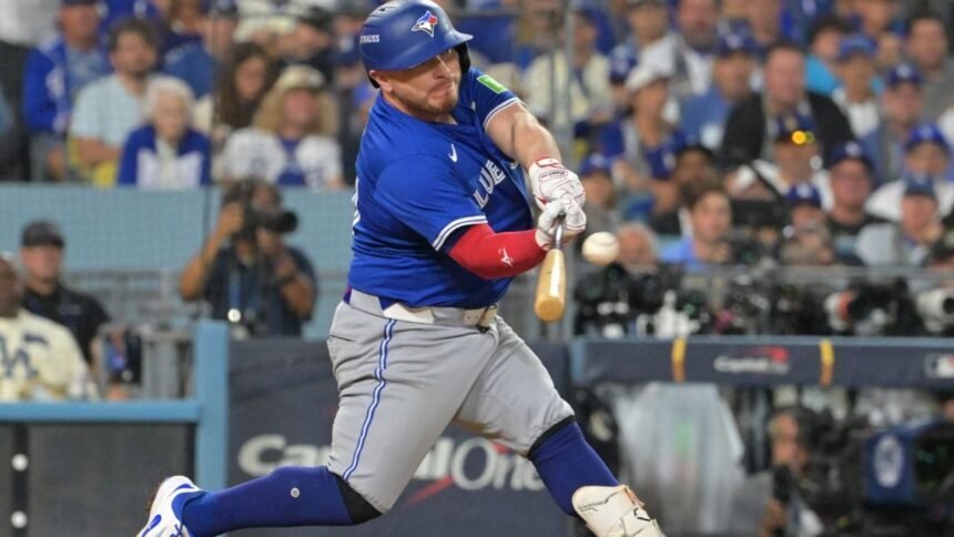 alejandro kirk establece nuevo record como mexicano al conectar su