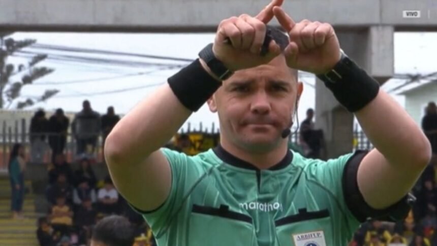 arbitros del futbol de chile implementan el var y lanzan