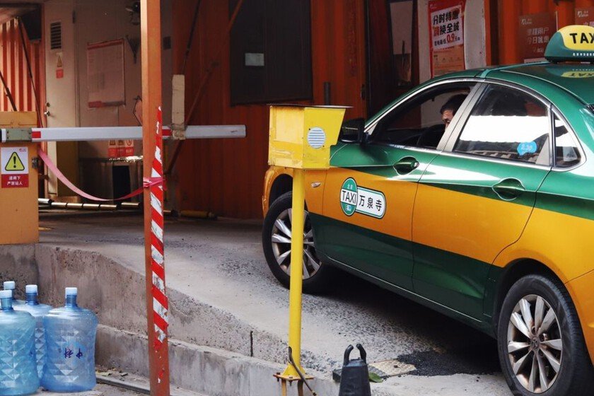 Autos con baterías intercambiables disponibles en estaciones de servicio