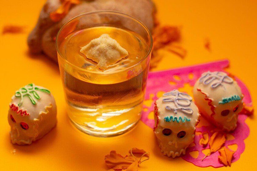 Bar en CDMX presenta menú especial que celebra el Día de Muertos con ofrenda líquida