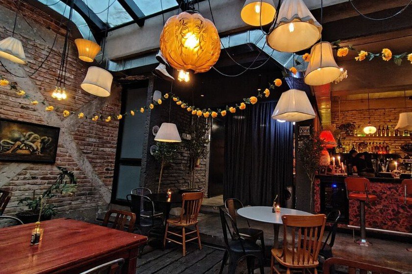 Bar vintage destaca por su variedad de cocteles y más de 30 encurtidos para acompañar