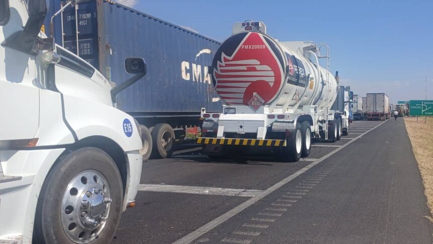 bloqueo de campesinos en guanajuato afecta el transporte y la