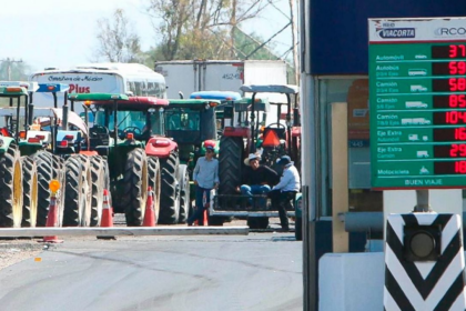 bloqueos de agricultores continuan en seis tramos carreteros tras casi