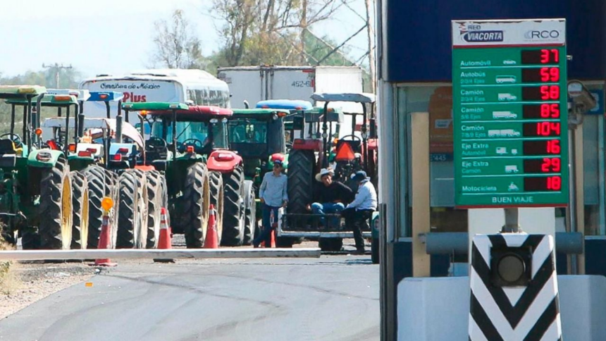 bloqueos de agricultores continuan en seis tramos carreteros tras casi
