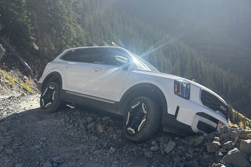 Camioneta atascada en un camino complicado a 3,914 m de altura requiere rescate urgente