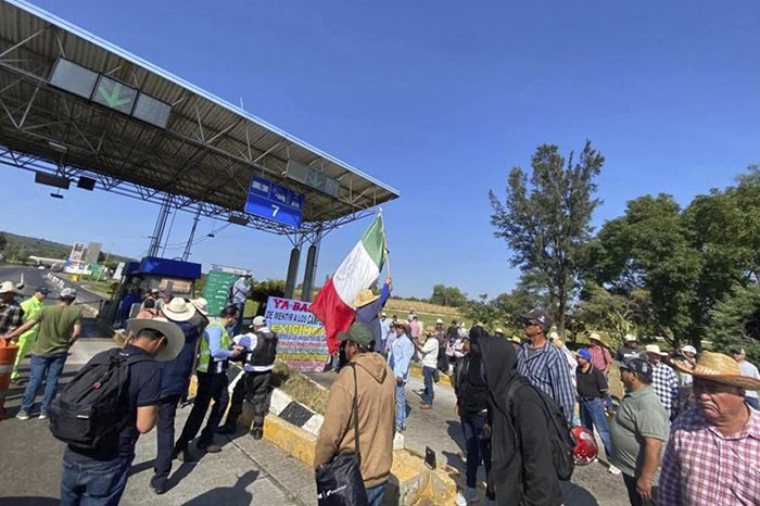 campesinos de michoacan incumplen acuerdos nacionales y toman casetas segun