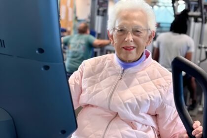 Centenario mantiene rutina en el gimnasio y revela su secreto para longevidad