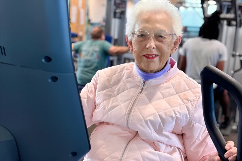 Centenario mantiene rutina en el gimnasio y revela su secreto para longevidad