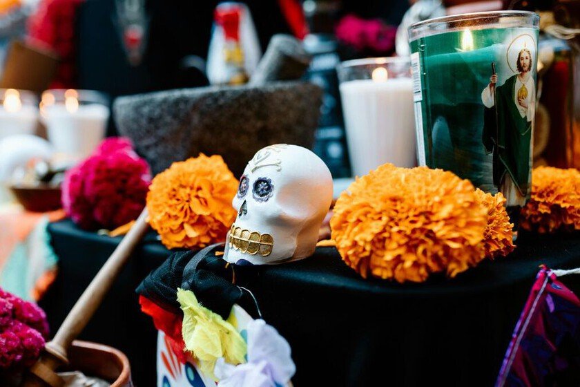 Centro de CDMX ofrece veladoras y ofrendas para el Día de Muertos 2025 con descuentos anuales