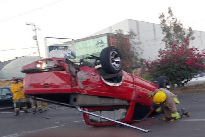 choque con volcadura en la avenida morelos norte de morelia