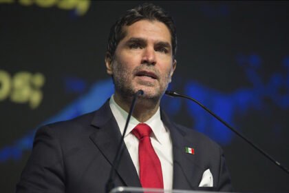 cumbre ultraconservadora de eduardo verastegui es pospuesta por criticas a