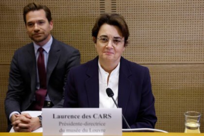 detienen a dos sospechosos del robo en el louvre uno